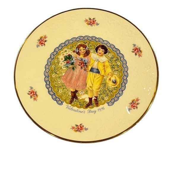 Vintage 1976 Royal Doulton Valentines Day Collectors Plate Bone China with Box - Picture 3 of 9